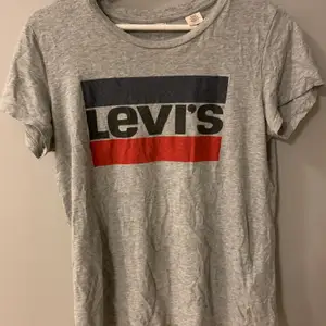 Grå t -shirt från Levi’s. Används aldrig, därav skrynklig. Endast använd fåtal ggr. I mycket fint skick. storlek XS men passar även för dig som har storlek S och liten M. Nyrpis 250 kr 