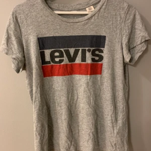 T- shirt  - Grå t -shirt från Levi’s. Används aldrig, därav skrynklig. Endast använd fåtal ggr. I mycket fint skick. storlek XS men passar även för dig som har storlek S och liten M. Nyrpis 250 kr 