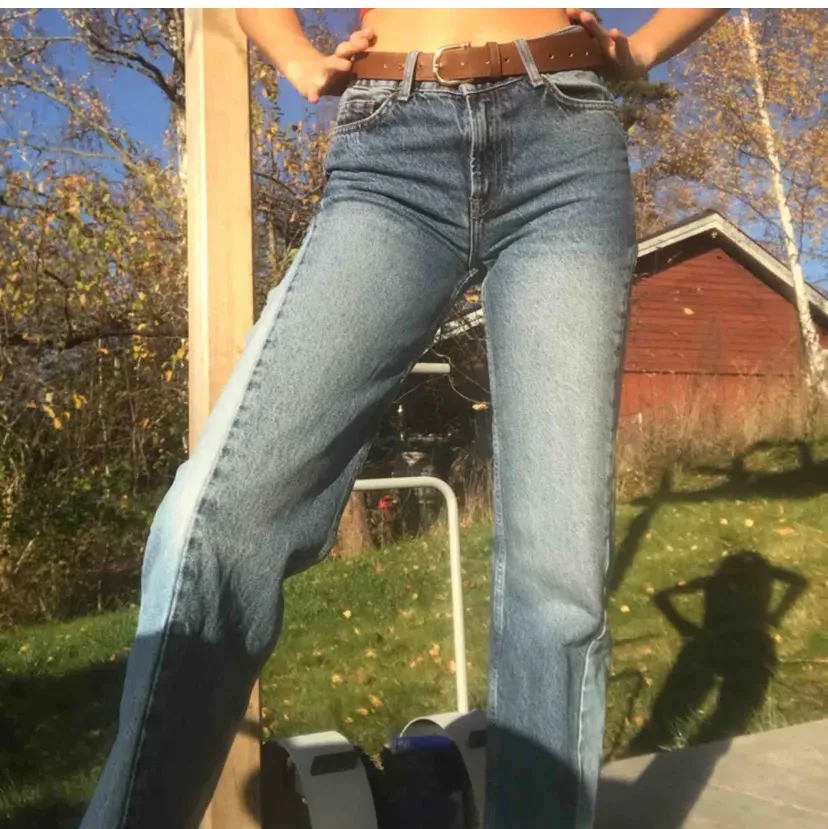 De två första bilderna är tagna från en annan tjej på plick!!! Världens coolaste byxor men tyvärr blivit för stora för mig, storlek S, passar större 36/ liten 38. Jeans & Byxor.