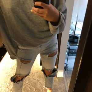 Slitna boyfriendjeans - Alldeles för små för mig nu, men satt så SJUKT snyggt förut. Skulle nog sitta bäst på en 36 eller till och med 34, för att dom ska bli mer baggy💕