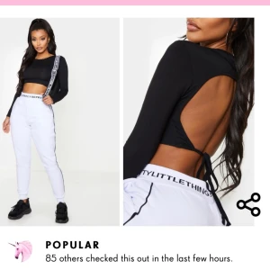 Topp med öppen rygg - En svart croptopp med öppen rygg från Prettylittlething. Bandet man knyter går även att knyta runt midjan, ifall man skulle vilja ha en extra detalj. Denna är aldrig använd och säljs pga av detta.