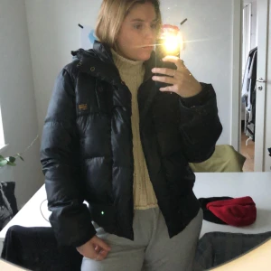 Dunjacka G-Star - Skitsnygg dunjacka från g-star i superfint  skick! Köpt från asos-marketplace förra vintern. Säljer nu för att jag har tröttnat lite på den! Det är en herrmodell stl M. Köparen står för frakten!