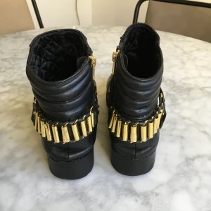 H&M biker boots  - Lätt använda H&M biker boots i fuskläder. 