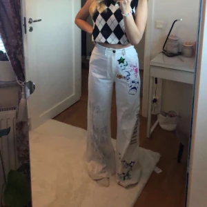 Designade jeans  - Säljer dessa as coola jeans som tyvärr inte kommer till användning längre. Köptes från en instagram försäljare. Jeansen är i storlek 26 i midjan och 32 i längden men skulle säga att dom passar från 24-28 och 32-34. Dom har använts mycket men det syns inte❤️