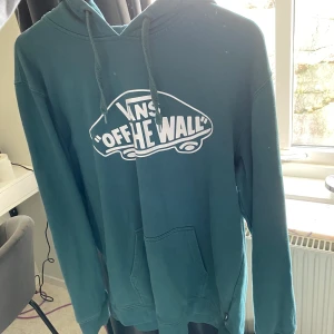 Vans hoodie  - Superfint skick! Knappt använd, superfin färg nu i höst och den sitter så skönt! Från vans och köpt för ca 700kr tror jag. Skriv gärna vid intresse eller fler bilder/frågor🍁💗