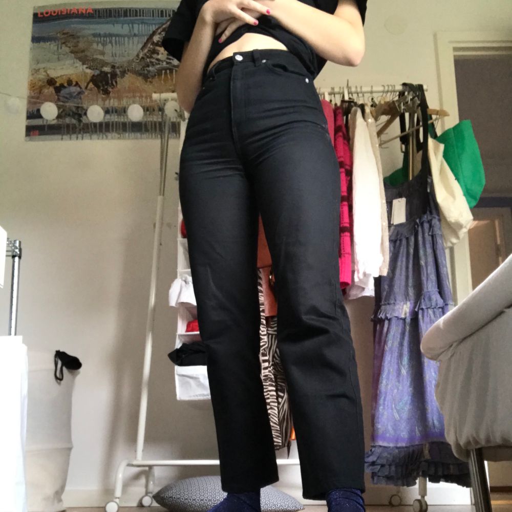 Svarta row jeans från weekday i strl 25/30. Nästan som nya. Jag är 168 cm och på mig går de till ankeln. . Jeans & Byxor.
