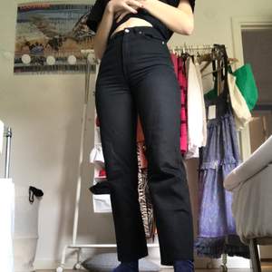 Svarta row jeans från weekday i strl 25/30. Nästan som nya. Jag är 168 cm och på mig går de till ankeln. 