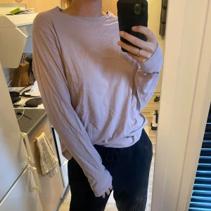 Oversized långärmad  - Oversized långärmad inköpt i Australien. Strl XXLarge. Kan skicka om köparen står för fraktkostnad. Annars kan jag mötas upp i Halmstad.