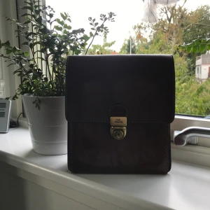 Vintage bag  - Axelremsväska i äkta läder - The Trend made in Italy. Köparen står för eventuell frakt