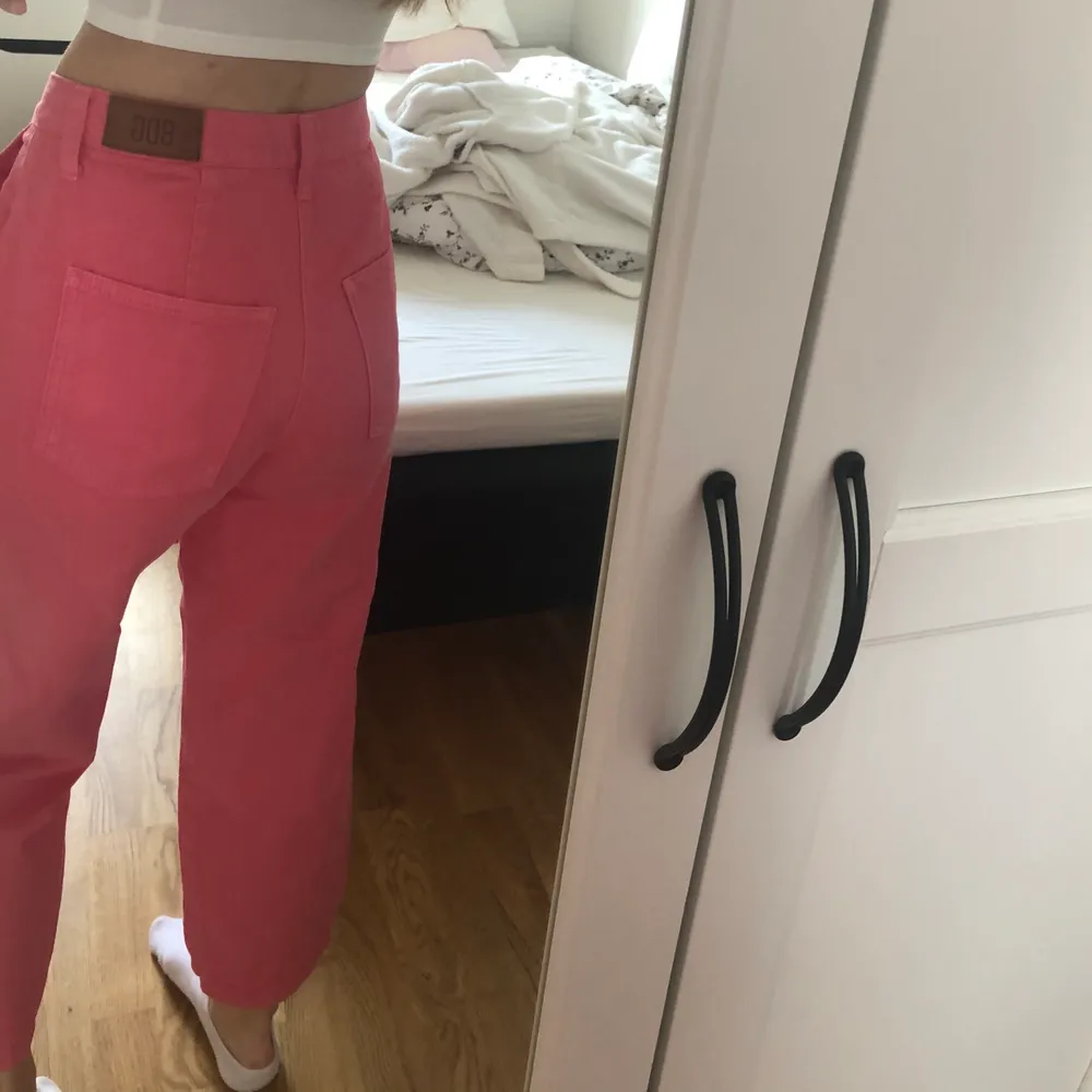 W 24 L 30 ett par rosa jeans från Urban Outfitters från märker BDG använda ca 3 gånger. I nyskick! . Jeans & Byxor.