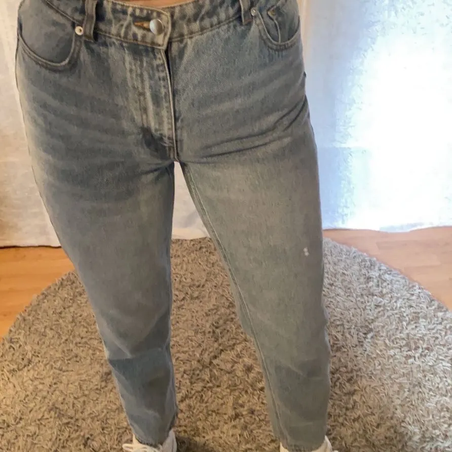 Skit snygga jeans från H&M, storlek 40 men sitter som en 38. Aldrig använda, endast testade då jag inte passar i dom. Frakt tillkommer! . Jeans & Byxor.