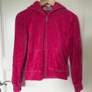 Juicy couture tröja - Köpte ett set med både tröja och byxor men använde knappt aldrig tröjan. Medföljer byxorna gratis om man vill, observera dock att byxorna är mer urtvättad än tröjan.  