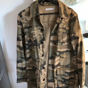 Jacka  - En lite längre jacka från NA-KD i fint skick. Använt fåtal gånger. 150kr inklusive frakt✨