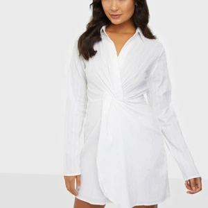 Klänning  - Säljer en av mina absoluta favoritklänningar!! Det är en slags skjort-klänning som sitter sååå snyggt men har bara fått användning för den en gång. Den är i perfekt längd på mig som är 163 lång. Nypris 399kr