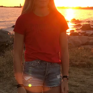 Röd T-shirt  - En snygg röd tröja från Crocker💖 Tröjan är i bra skick och är i storlek XS🥰