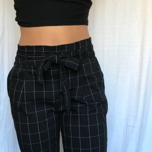 Rutiga byxor med knytband strl M - Säljer dessa rutiga byxor som är ifrån SHEIN använda ett par fåtal gånger men fortfarande i bra skick.Personen på bilden är 169cm ,  60kr + frakt 😊