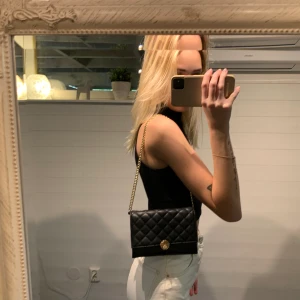 Väska - Svart väska med guldig kedja 100kr+ 63kr i frakt💓