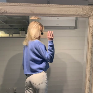 Tröja - Blå croppad tröja från primark i stolek xs. 80kr+44kr i frakt💓💓