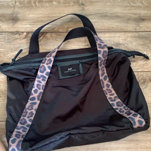 Leoväska DAY Birger et Mikkelsen - Svart väska i siden/satin med handtag i leoprint. Jättefint skick. Mellanstor modell.