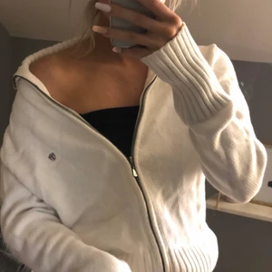 GANT zippy kofta  - Super snygg kofta från gant, storlek M men passar typ alla skulle jag säga beroende på hur man vill att den ska sitta, pris från 200kr🥰