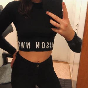 Snygg topp - Snygg ribbad topp i storlek S. Funkar lika bra till vardags som till fest. Använd 2 gånger.