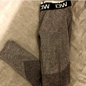 Icaniwill tights  -  Gråa seamless tights från icaniwill i väldigt gott skick🖤 storlek M men passar S-L skulle jag säga beroende på hur man vill att dom ska sitta, jag själv är S/M i byxor✨ 200kr  inklusive frakt.                                                   Slutsålda på hemsidan 