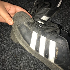 Adidas skor - Svarta skor från adidas superstar. Kan tvättas innan frakt!