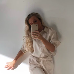 Skjorta i skinnimitation  - En beige, svincool skjorta/blus i skinnimmitation. Använd ett fåtal gånger så i väldigt fint skick. Sååååå fin passform och passar storlek XS-S bäst skulle jag säga.😍 BUDA I KOMMENTARERNA🥳🥳🥳 