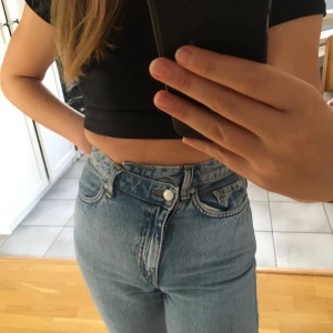 Weekday jeans ”Skew” - Snygga weekday jeans i modellen ”skew” storlek W26 L30, fin tvätt och bra skick! Snygg knäppning som går lite ”omlott” Endast använd fåtal gånger 💓💓💓💓 buda från 200+frakt 😋