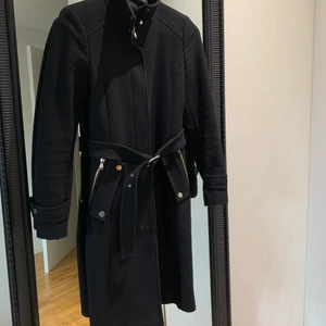 Zara kappa - Riktigt snygg figursydd kappa med skärp. Storlek xs. Använd en del så den är lite nopprig, men kan lätt tas bort med en noppborttagare/rakhyvel! Köparen står för frakten