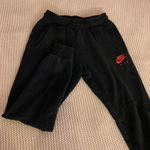 Nike mjukis  - Fint skick och bra kvalite säljer pga längden på dem) (är 168) +frakt 63kr)