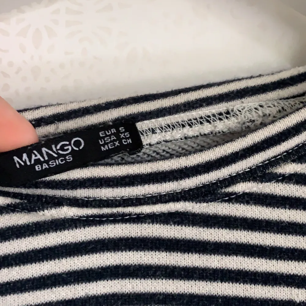 En randig tröja från Mango. Storlek S.. Tröjor & Koftor.