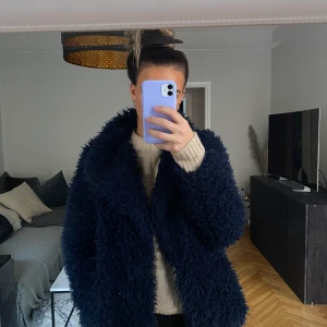 Lurvig höstjacka - En lurvig höstjacka. Använder inte längre. Köpt på tradera, men är fortfarande i fint skick! Storlek L men liten i storleken. 