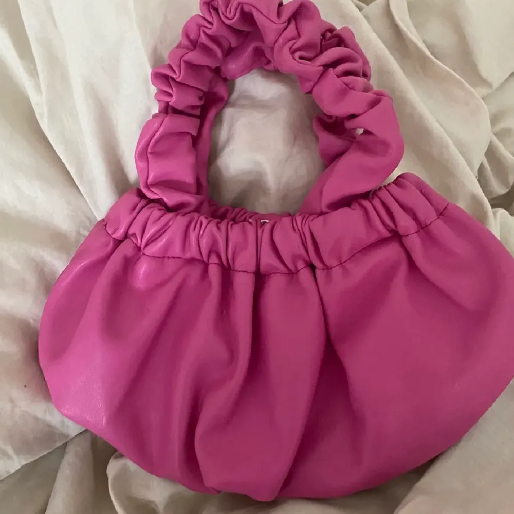 Säljer denna supersnygga rosa väska från NAKD. Köpt i somras och använd typ 2 gånger Max. Jättebra skick. OneSize. Frakt på 60kr tillkommer!💕💕. Väskor.