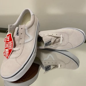 Vans Sneakers Strl: 41 - Ett par superfina Vans mocka-skateskor med ett V stripe istället för det klassiska Vans stripe. Helt nya med kartong. Säljer pga. fel storlek. Nypris 799kr. Möts upp i Stockholm, annars står köparen för frakt: 95kr. Buda i kommentaren✌️😚