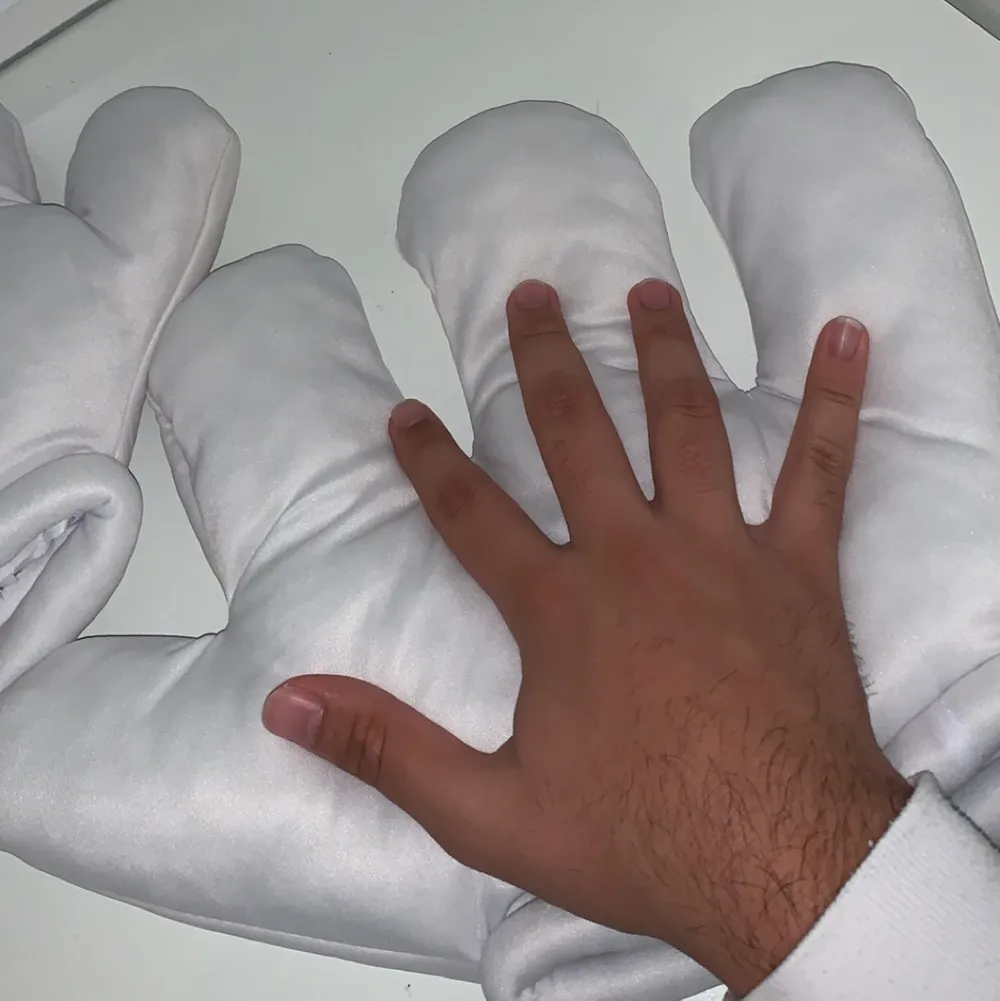 Säljer Musse pigg händer/cartoon hands. Stora händer som är som handskar som man kan använda till utklädnad. Köpta för 130kr på Buttericks och använda i 30min. Perfekt för halloween!. Övrigt.