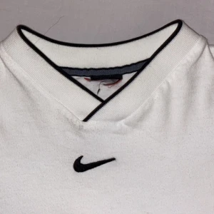 Nike vintage tröja - Vit Nike vintage tröja. Sitter oversized på mig som vanligtvis har S.  Budgivning från 65kr i kommentarerna. 💞💞💞 