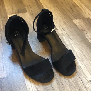 Klackskor - Bekväma klackskor i svart mocka likande tyg. Klacken är ca 5 cm hög och är väldigt bekväma. Säljer dessa i både storlek 36 & 37 pga att de inte längre kommer till användning.