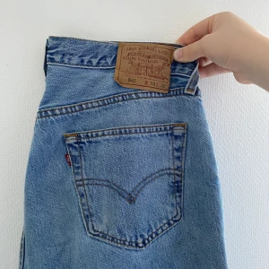 Vintage Levis strl 29/30 - Köpta second hand i Malmö. Rätt raka och ”baggy” över men men tajt i midja ooch över rumpa (29/30). Om du vanligtvis är 27/28 kan de också passa bara med lite mer av en baggy fit