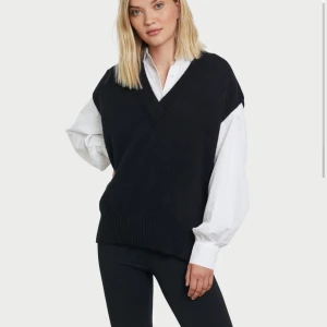 Stickad väst - Den populära och slutsålda stickade västen från bikbok🖤 strl M men är lite oversized, skulle säga att den passar S-L beroende på hur man vill att den sitter. Nypris är 300kr och den är använd endast en gång! Mitt startpris är 130kr🥰 bud ligger på 145! Köparen står för frakten❤️