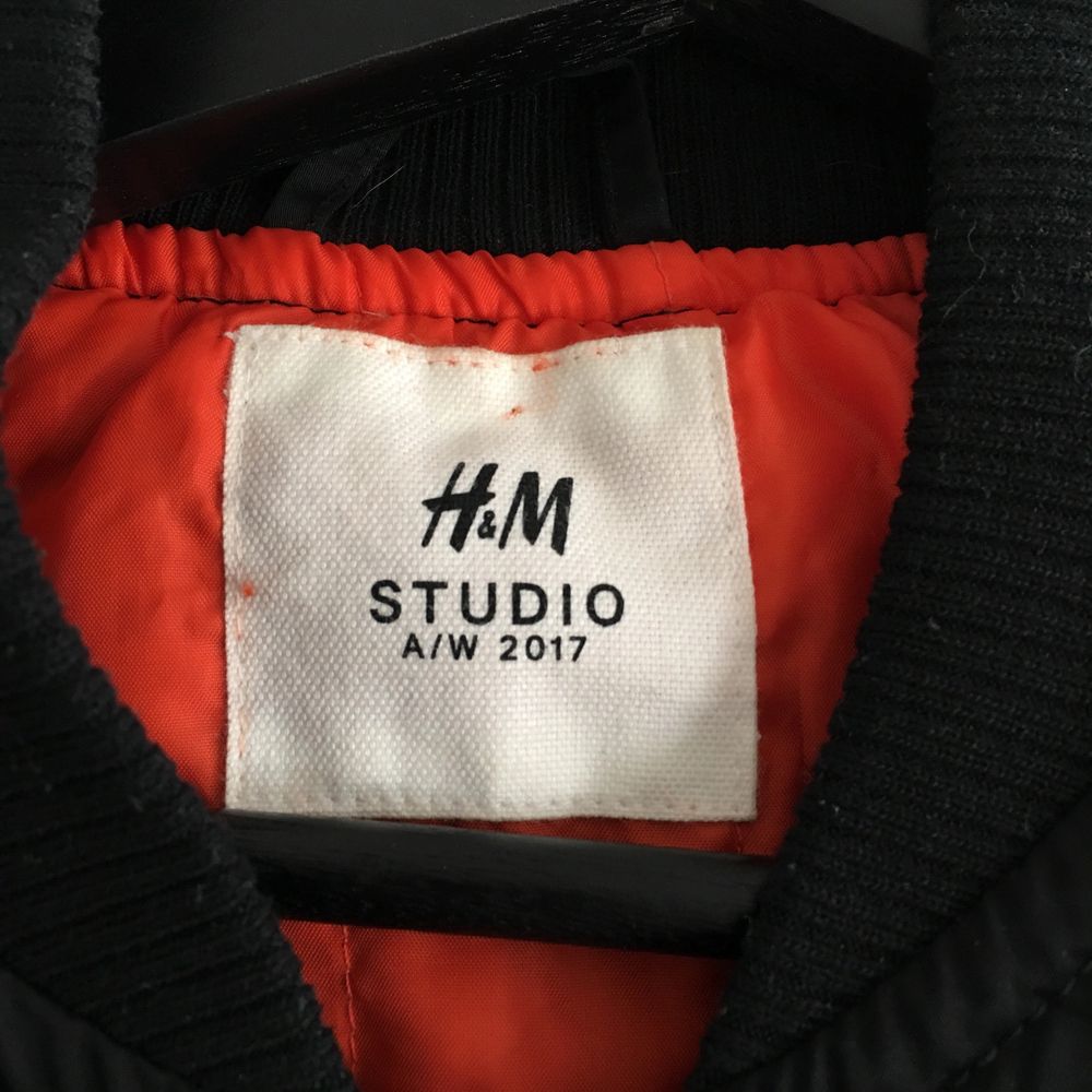 H&M Studio 2017 bombarjacka i S.                                 Använd ett fåtal gånger dvs bra skick.                            Finns fler bilder om man vill ha, den är oversized!        Frakt ingår ej i priset. Jackor.