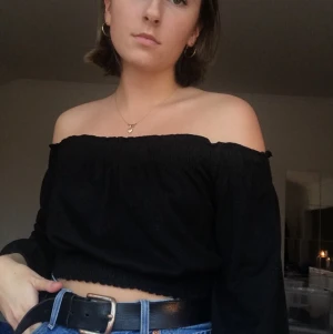 Offshoulder top från h&m! - Jättefin topp. Använd men i fint skick, säljer den för att jag har två likadana:))) kan mötas upp i Östersund eller självklart posta iväg! 50kr