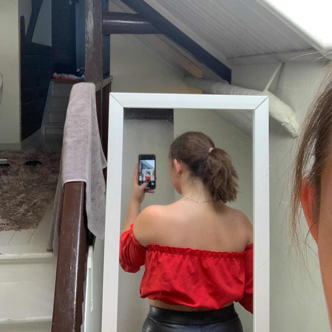 Röd croppad och of shoulder top - 90