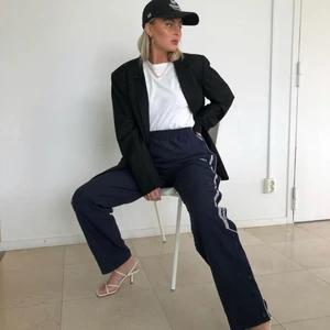 REEBOK TRACKSUIT PANTS - sköna byxor från Reebok med knappöppning på sidan, så man kan välja fit på byxan. Passar xs-m