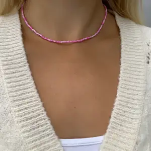 Rosa pärlhalsband med små pärlor 💗💞🥺🤯🤩⭐️💫 halsbandet försluts med lås och tråden är elastisk 