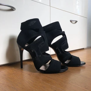 Zara klackar  - Nästan aldrig andvända klackar från zara i storlek 38 som är jätte bekväma