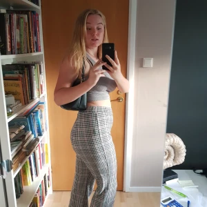 DIVIDED H&M BYXOR💅🔥 - Storlek L, är jättesköna och sitter inte hårt utan är ganska lösa, använd ett fåtal gånger men känner inget behov av de längre💕