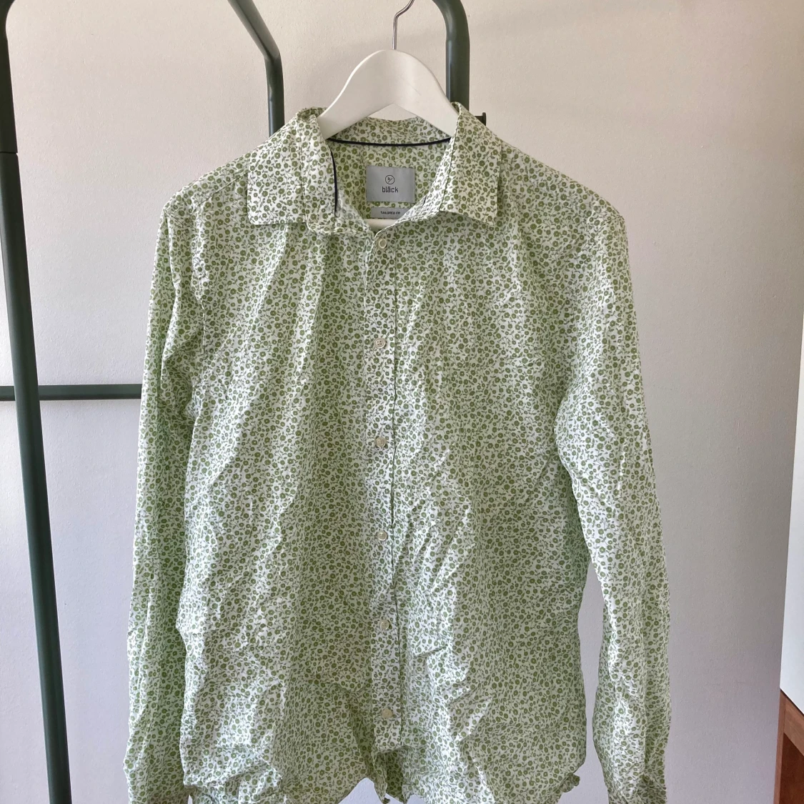 BLÄCK grönblommig vit skjorta strl L - 90