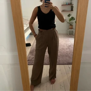 Uniqlo linnebyxor  - Ett par nyinköpta uniqlo byxor i linne blandning. Helt oanvända i en trendig färg! Storlek XS, men passar en S, beroende på hur man vill att de ska sitta. Original pris: 349kr Hör av er vid frågor😄