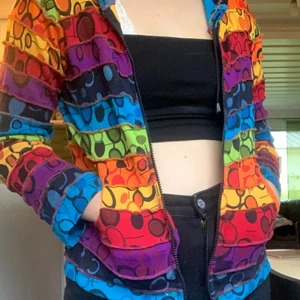 Luvjacka - Denna svincoola luvjacka i regnbågensfärger!🌈🌈🌈